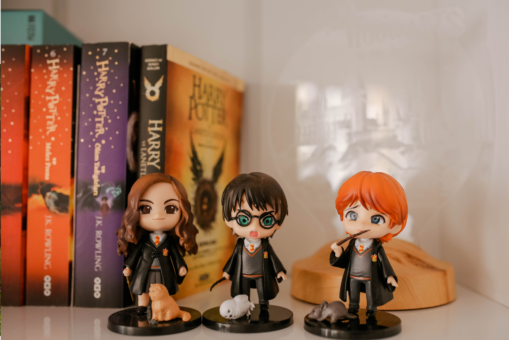Harry Potter figurines and books