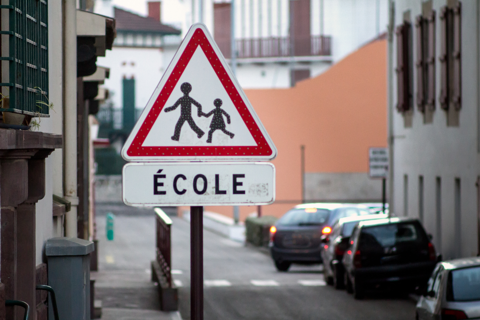 Sign for an École