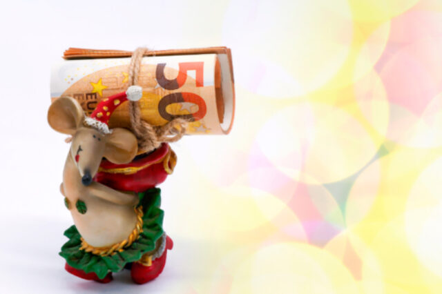Mouse holding a fifty Euro note