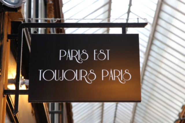 Sign saying 'Paris est toujours Paris'